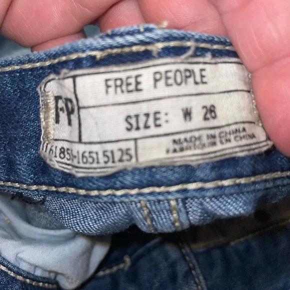 Free People Distressed Light Wash Boyfriend Jeans Size 26 - Picture 4 of 10